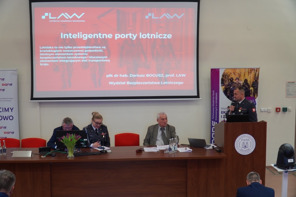 Konferencja naukowa o bezpieczeństwie lotniczym: prelekcja i panel dyskusyjny