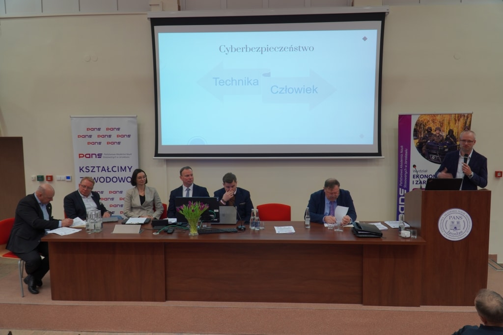 Konferencja naukowa: Cyberbezpieczeństwo, technika i człowiek na podium