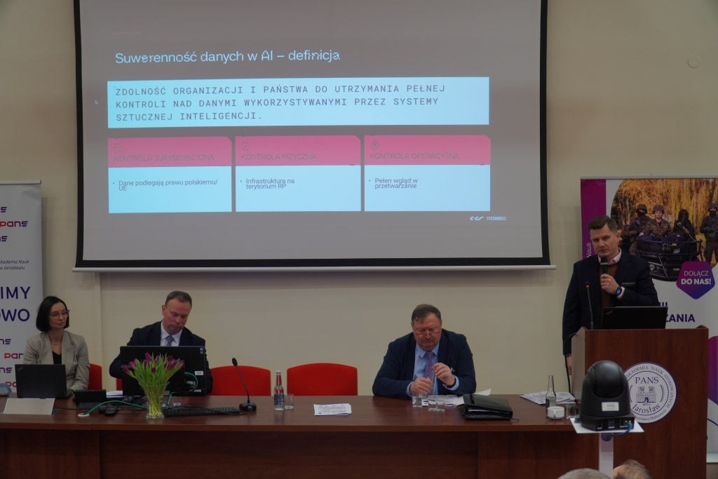 Prezentacja o suwerenności danych w AI na konferencji naukowej o zarządzaniu kryzysowym.
