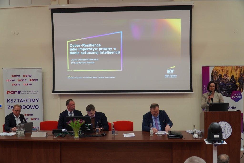 Prezentacja „Cyber-Resilience jako imperatyw prawny” na konferencji naukowej o bezpieczeństwie informacyjnym.
