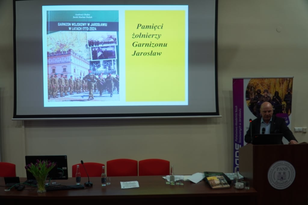 Prezentacja książki o historii garnizonu wojskowego w Jarosławiu na konferencji naukowej.