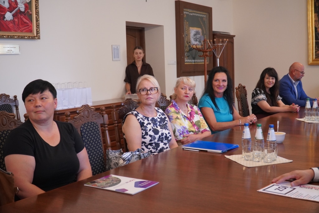 Podpisanie porozumień o współpracy: kobiety przy stole w sali konferencyjnej