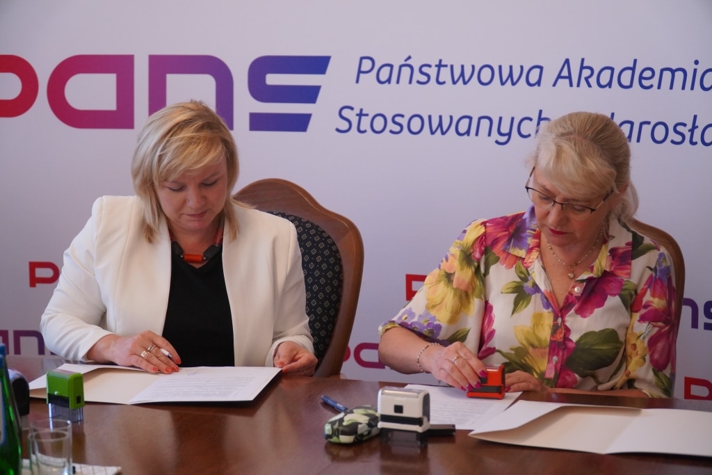 Dwie kobiety podpisują porozumienia o współpracy w Jarosławiu