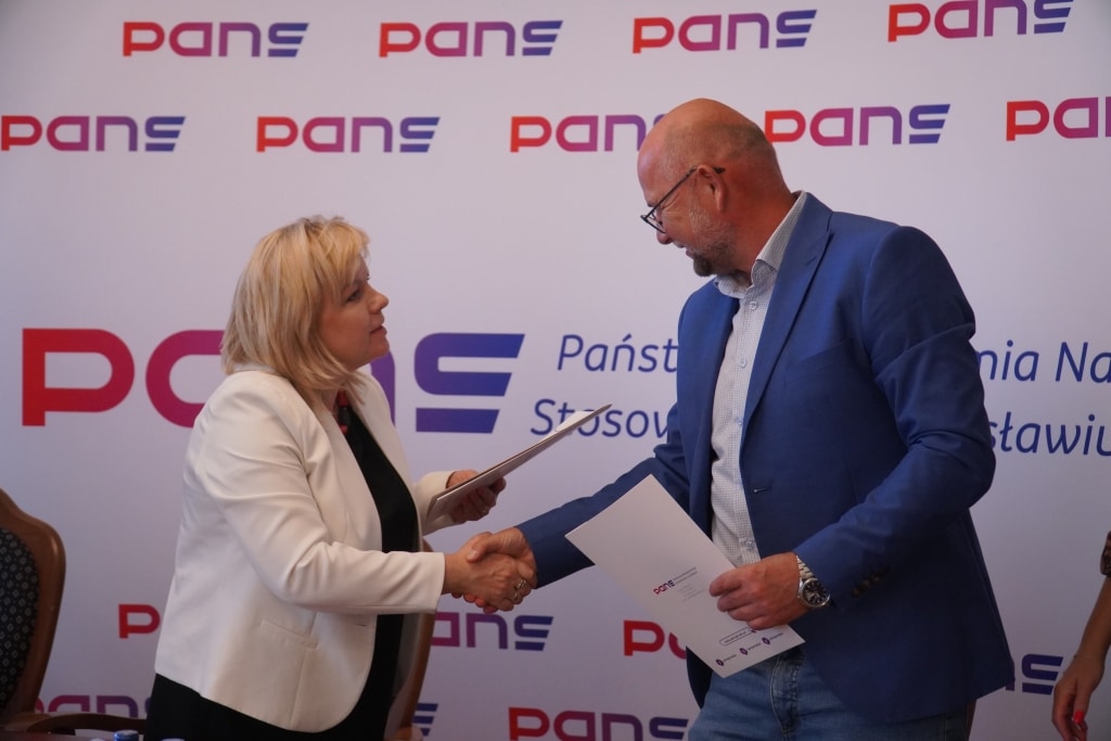 Podpisanie porozumienia o współpracy: Dyrektor PANS Jarosław uściskuje dłoń partnerowi.