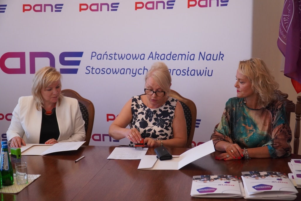 Trzy kobiety podpisują porozumienie o współpracy PANS Jarosław