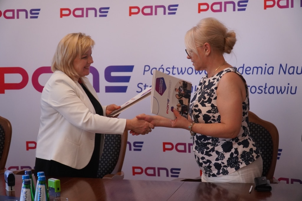 Dwie kobiety podpisują porozumienie o współpracy w PANS Jarosław