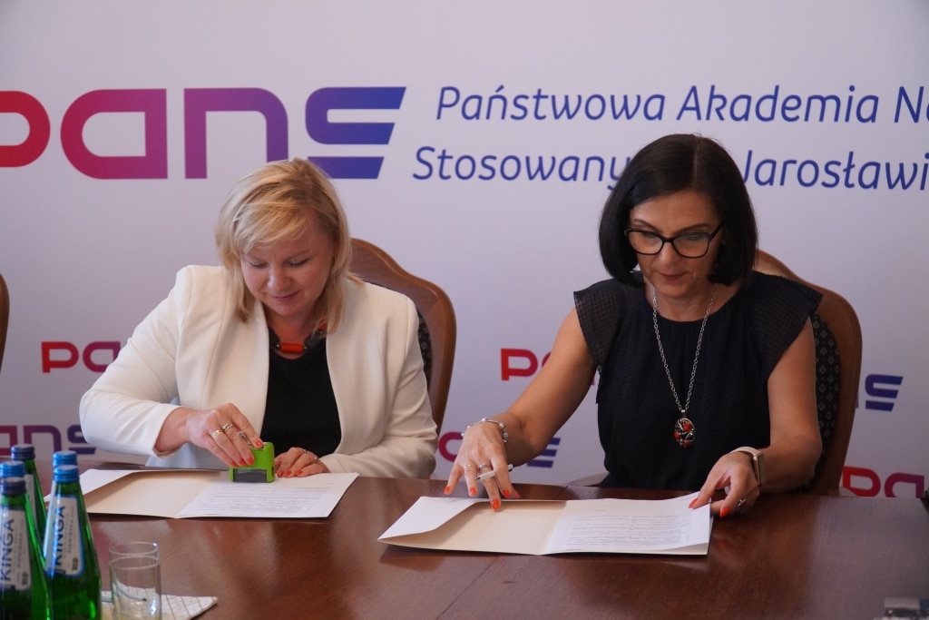 Podpisanie porozumień: kobiety pieczętują dokumenty na stole