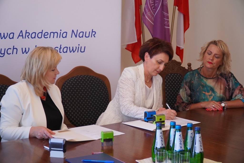 Kobiety podpisują porozumienie o współpracy w Jarosławiu