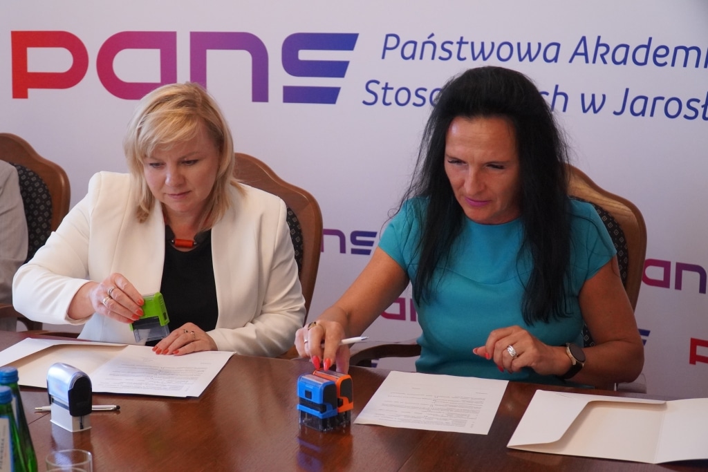 Podpisanie porozumienia: dwie kobiety stemplują dokumenty w Państwowej Akademii Nauk Stosowanych w Jarosławiu.