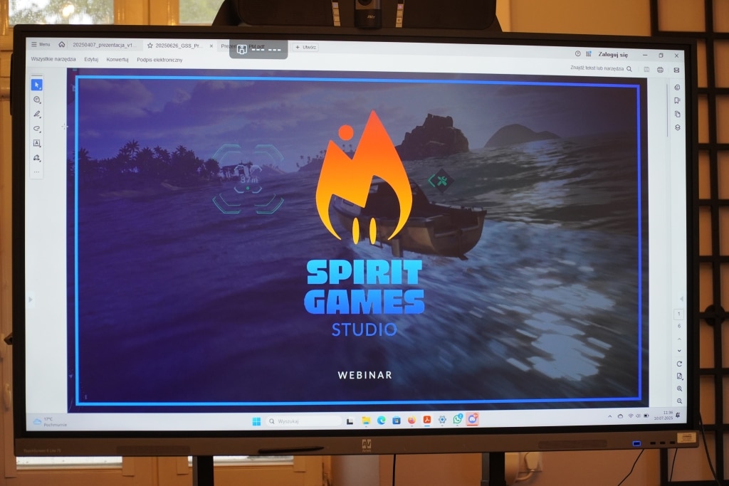 Logo Spirit Games Studio na tle oceanu i łodzi