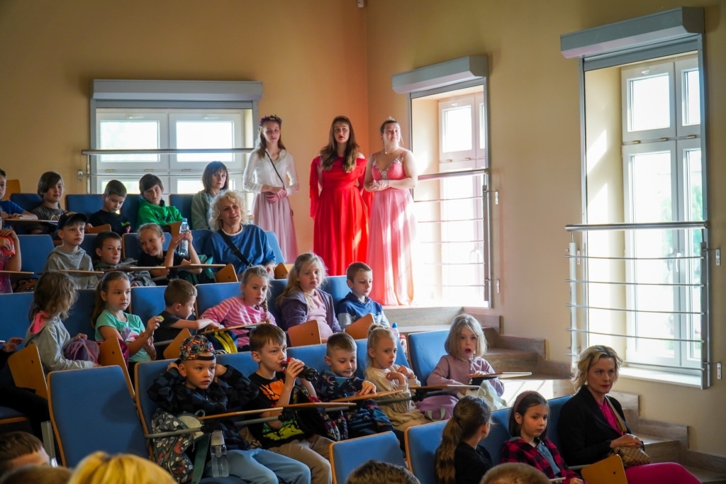 Dzieci i młodzież podczas III Festiwalu Kreatywności „Otwórz wyobraźnię!” w PANS Jarosław.