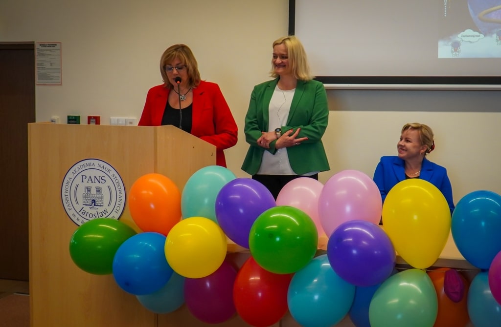 Kobiety przemawiające na Festiwalu Kreatywności w PANS Jarosław, balony.