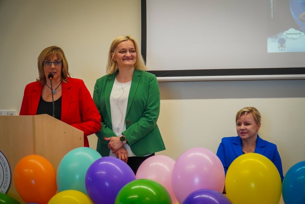 Kobiety na III Festiwalu Kreatywności w PANS Jarosław z balonami.