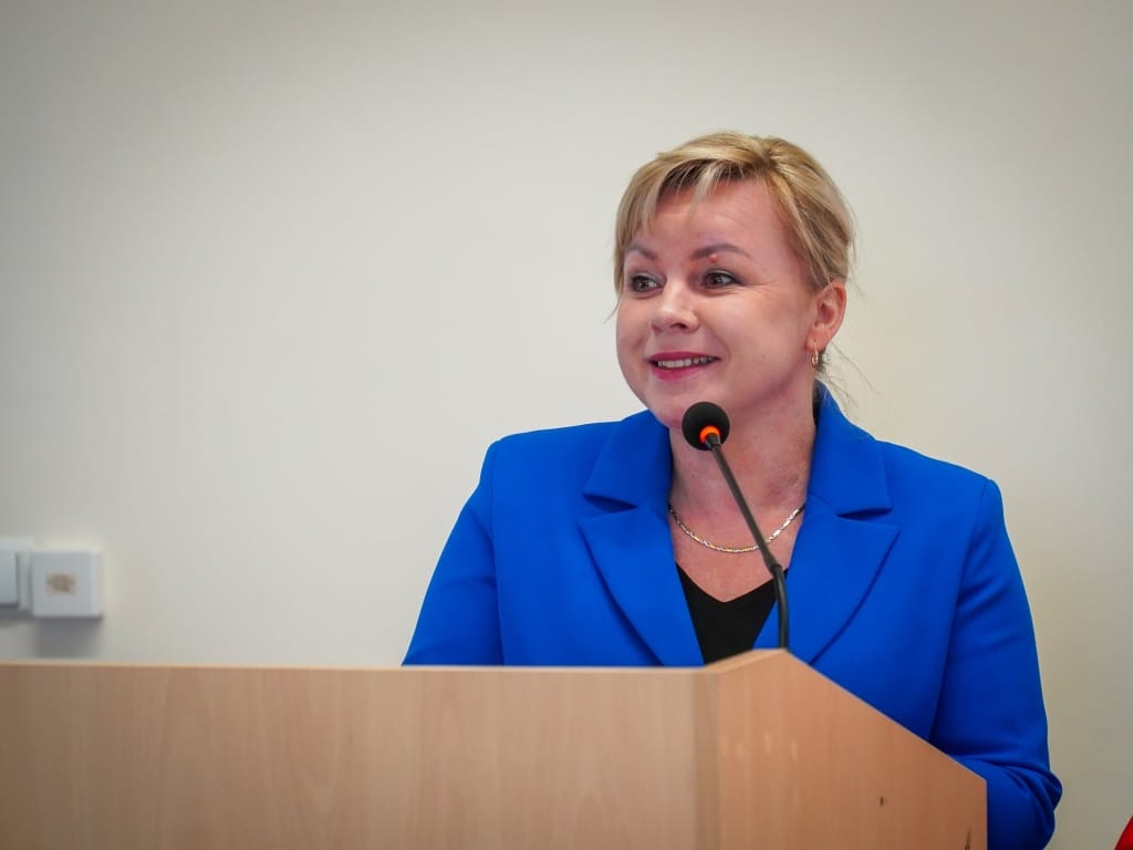 Kobieta w niebieskiej marynarce przemawia na festiwalu kreatywności w PANS Jarosław