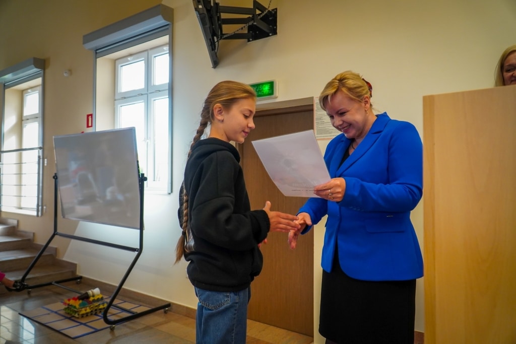 Dyrektorka PANS Jarosław wręcza nagrodę uczennicy na festiwalu kreatywności.