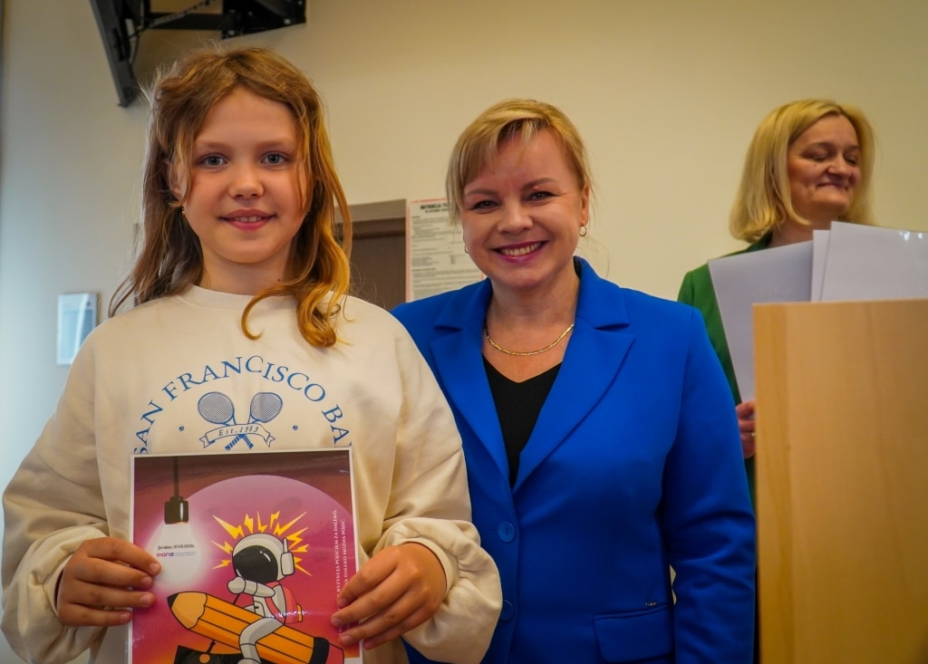 Dziewczynka z pracą plastyczną na Festiwalu Kreatywności PANS Jarosław.