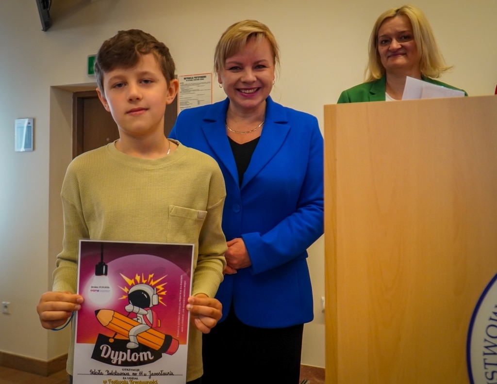 Chłopiec z dyplomem „Otwórz wyobraźnię!” na festiwalu kreatywności