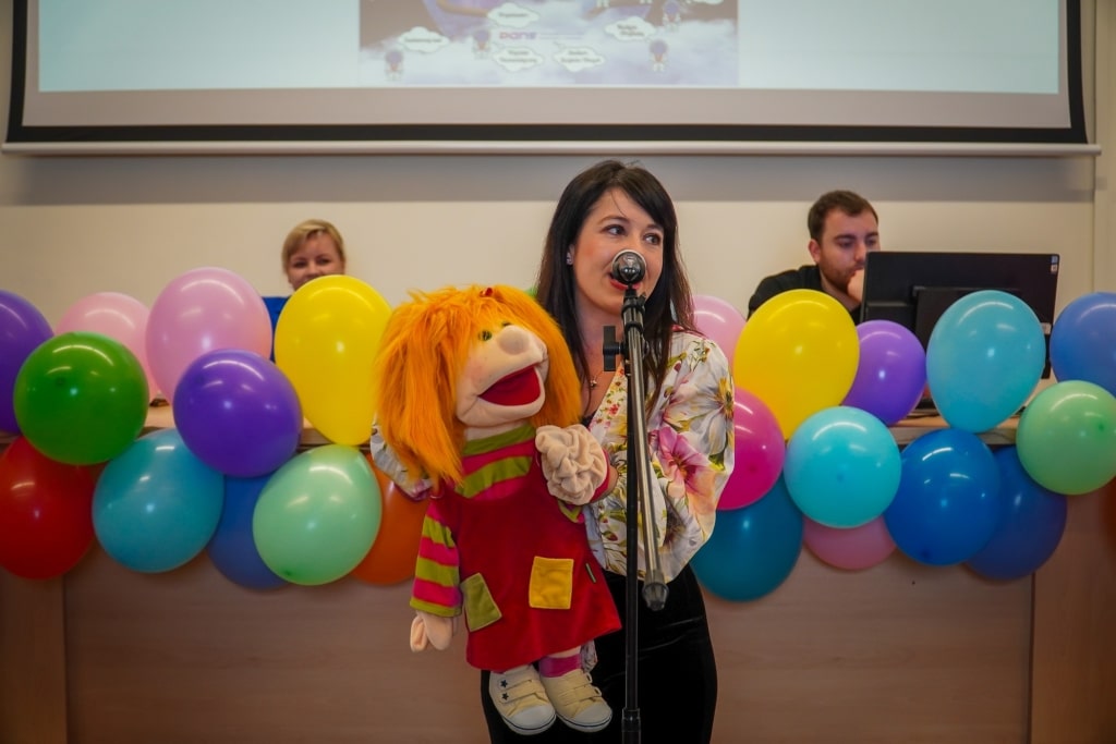 Kobieta z lalką na ręku podczas Festiwalu Kreatywności w PANS Jarosław.