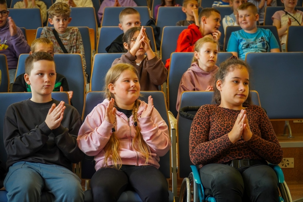 Dzieci na Festiwalu Kreatywności w PANS Jarosław klaszczą.