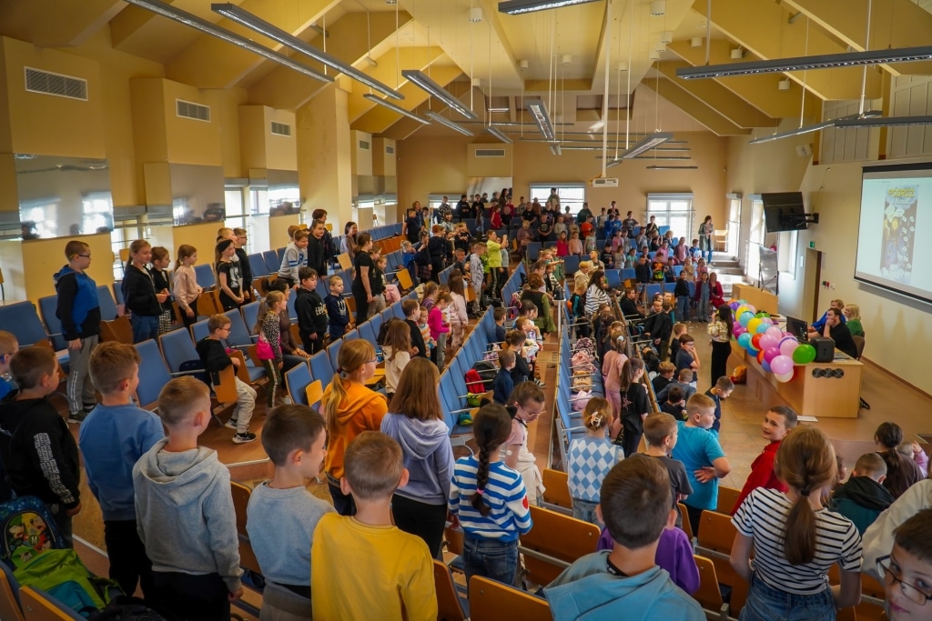 Dzieci na Festiwalu Kreatywności „Otwórz wyobraźnię!” w PANS Jarosław