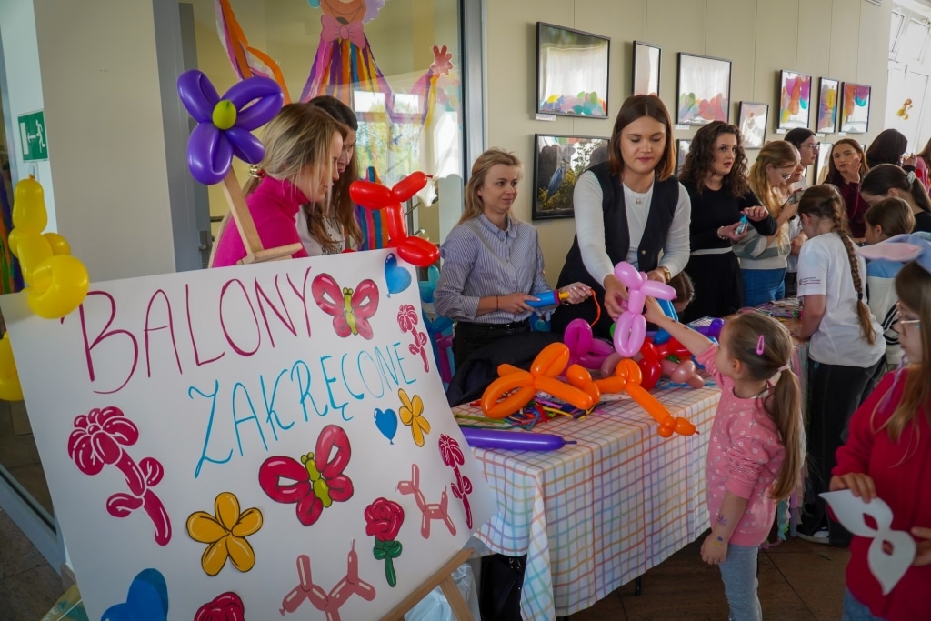 Stoisko z balonami „Balony Zakręcone” na Festiwalu Kreatywności w PANS Jarosław.