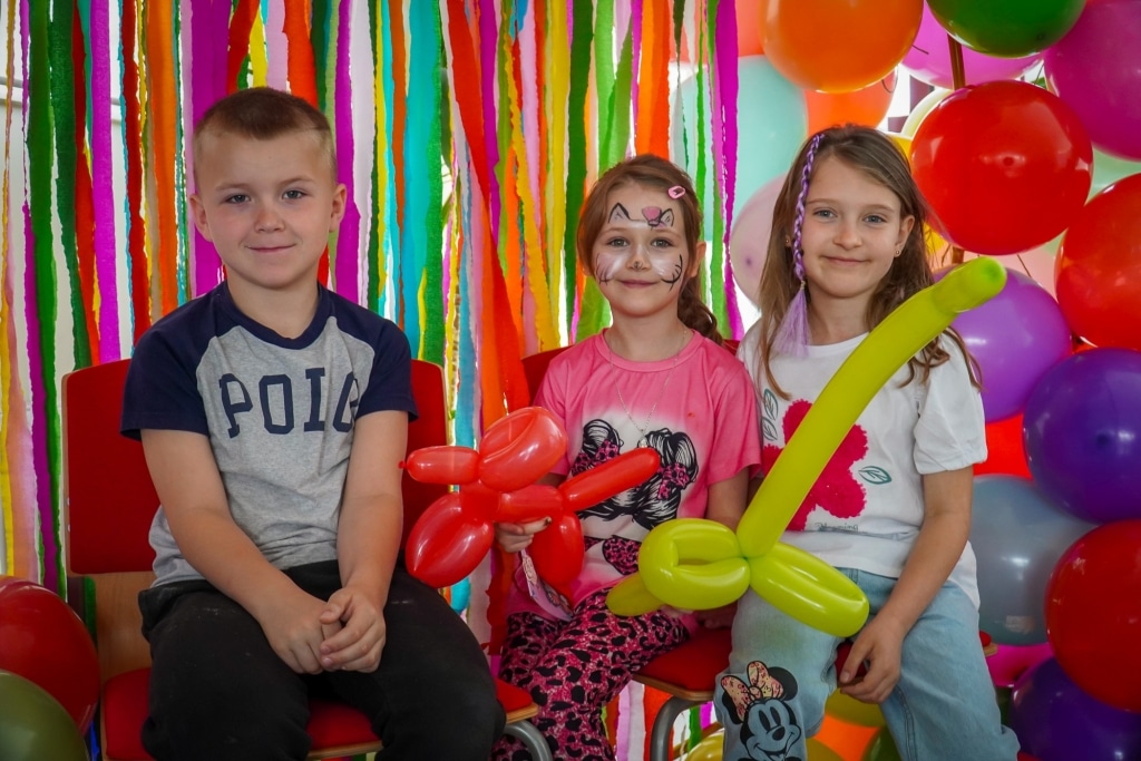 Dzieci na Festiwalu Kreatywności w PANS Jarosław z balonami