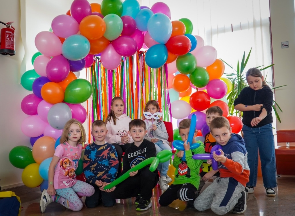 Dzieci na Festiwalu Kreatywności w PANS Jarosław wśród balonów