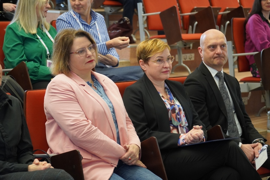 Uczestnicy konferencji naukowej „Odporność psychiczna” w sali wykładowej.
