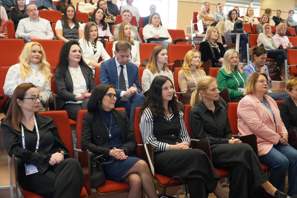 Uczestnicy konferencji naukowej „Odporność psychiczna” siedzą w sali