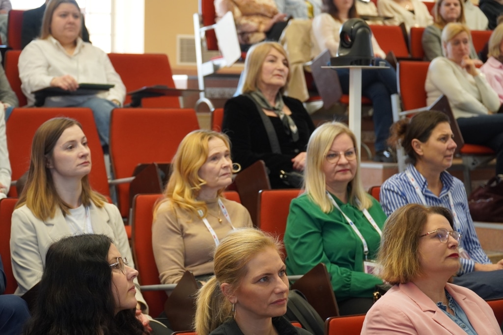 Uczestniczki konferencji naukowej „Odporność psychiczna” siedzą w sali.