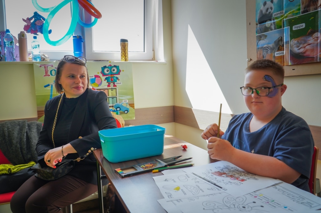 Kobieta i chłopiec z zespołem Downa podczas festiwalu kreatywności