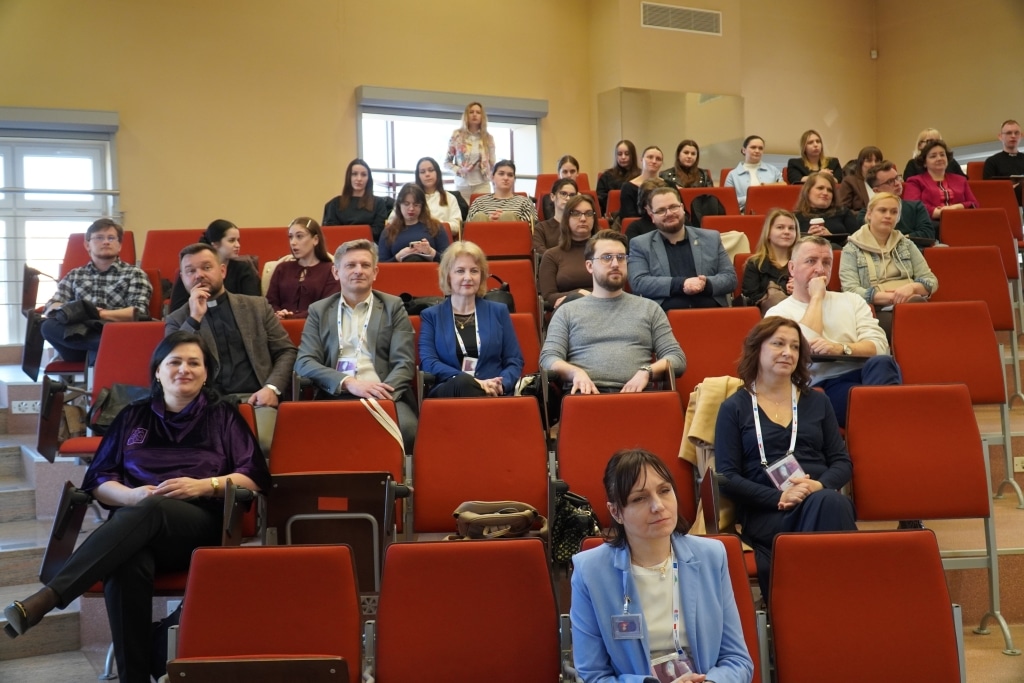 Uczestnicy konferencji naukowej „Odporność psychiczna” siedzą na widowni