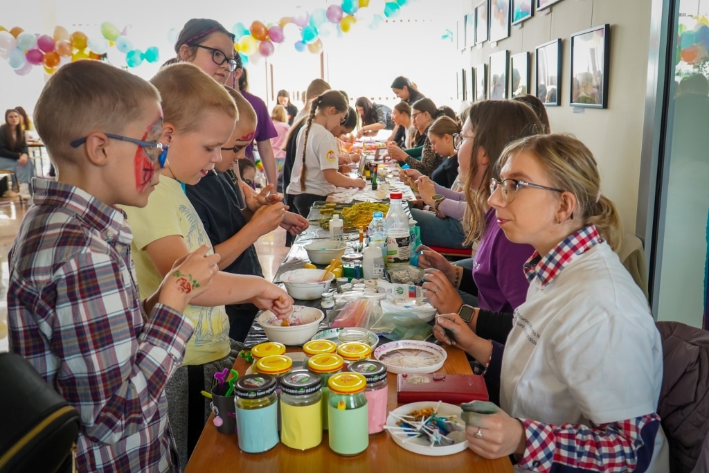Dzieci malują twarze podczas Festiwalu Kreatywności w PANS Jarosław.