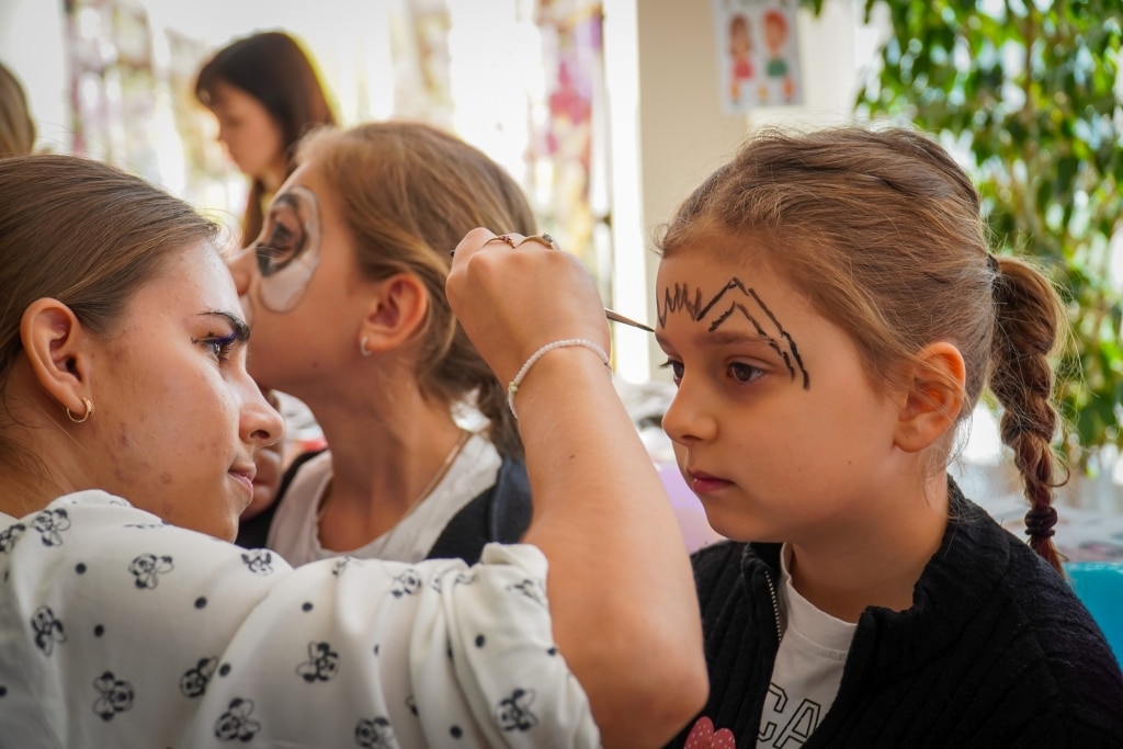 Malowanie twarzy na Festiwalu Kreatywności w PANS Jarosław