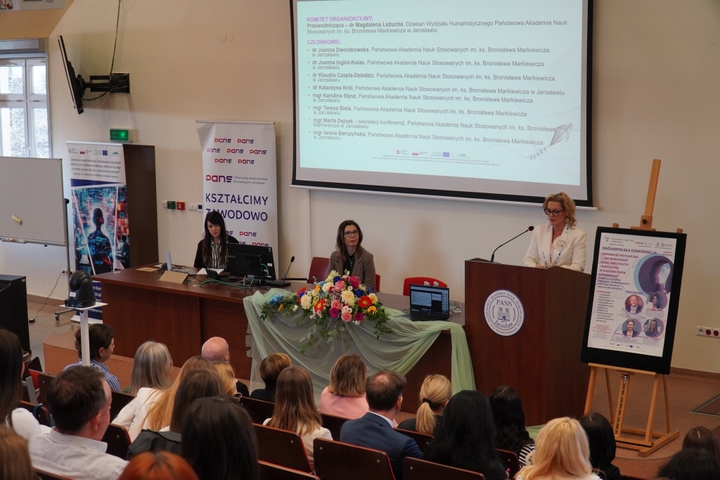 Konferencja „Odporność psychiczna”: panelistki i publiczność w PANS Jarosław.