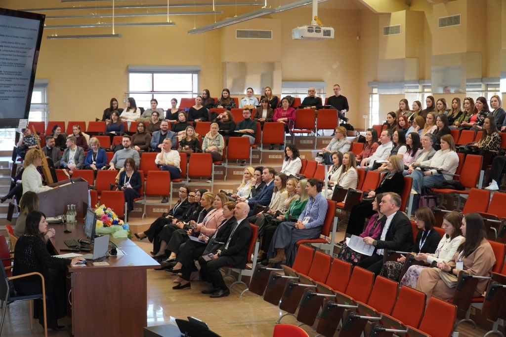 Uczestnicy konferencji naukowej „Odporność psychiczna” siedzą na widowni.