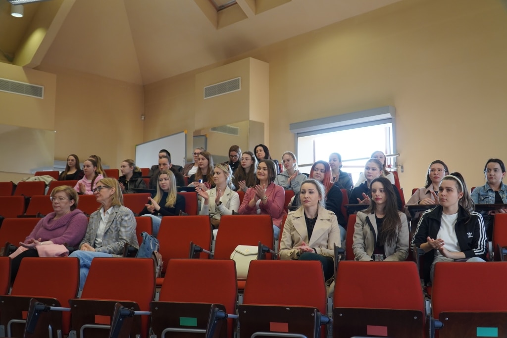 Uczestnicy konferencji naukowej „Odporność psychiczna” siedzą na widowni