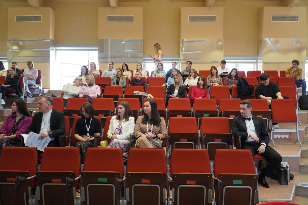 Uczestnicy konferencji naukowej „Odporność psychiczna” siedzą na widowni.