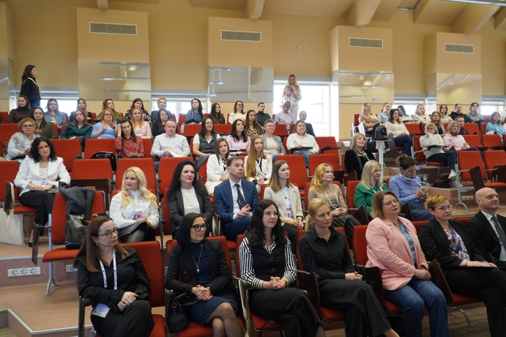 Uczestnicy konferencji naukowej „Odporność psychiczna” siedzą na sali.