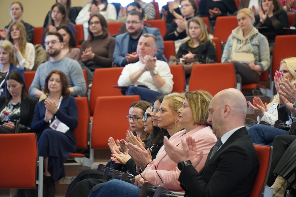 Uczestnicy konferencji naukowej „Odporność psychiczna” siedzą na sali.