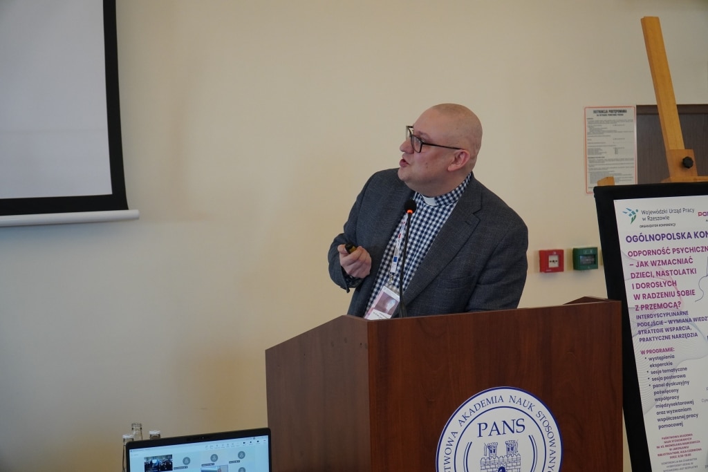 Profesor podczas konferencji „Odporność psychiczna” wygłasza wykład.
