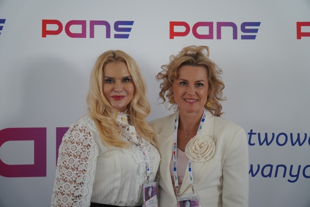 Dwie kobiety na konferencji „Odporność psychiczna” PANS