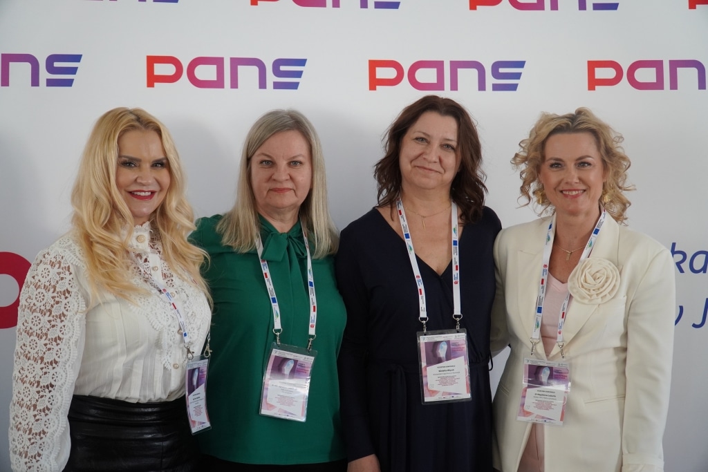 Cztery kobiety na konferencji naukowej PANS w Białej Podlaskiej.