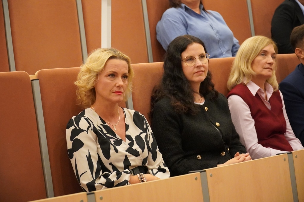 Uczestniczki szkolenia „Wychowanie przy ekranie” siedzą w sali wykładowej.