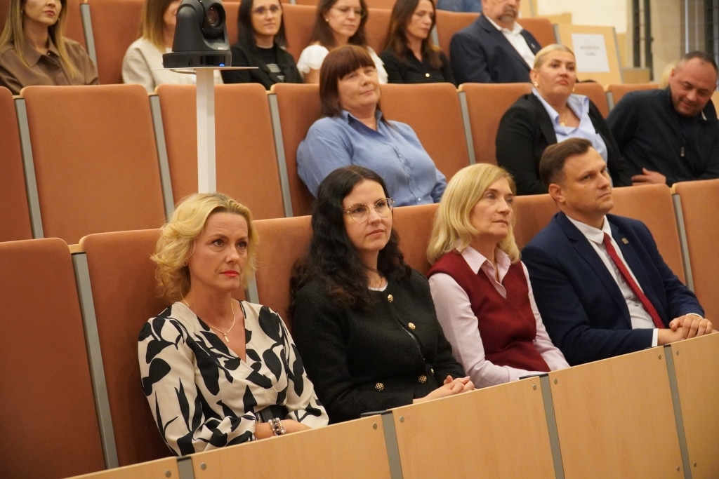 Uczestnicy szkolenia „Wychowanie przy ekranie” siedzą w sali wykładowej.