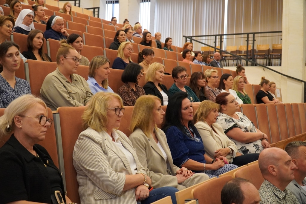 Uczestnicy szkolenia „Wychowanie przy ekranie” siedzą w sali wykładowej.