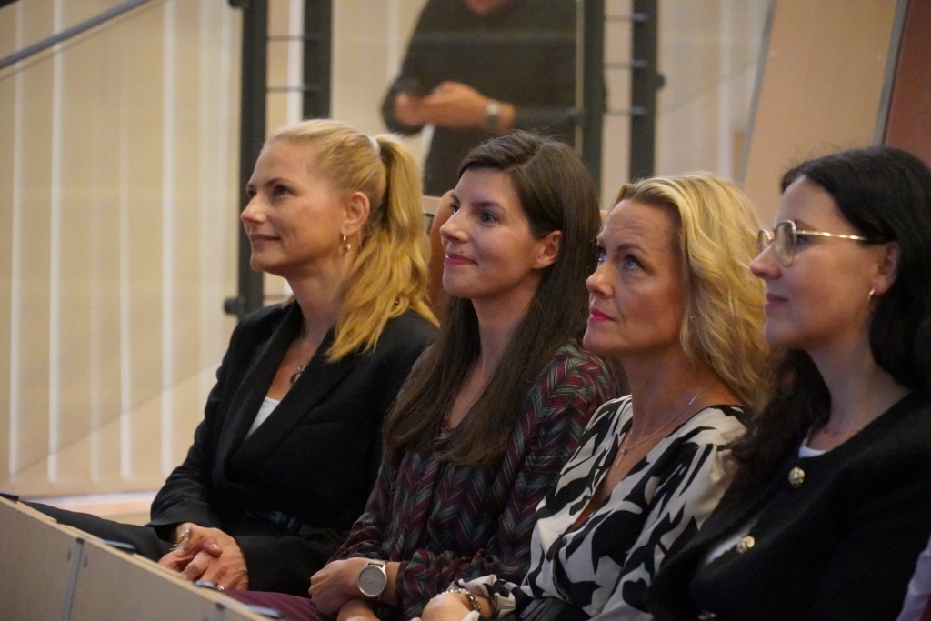 Uczestniczki szkolenia „Wychowanie przy ekranie” słuchają prelegenta.