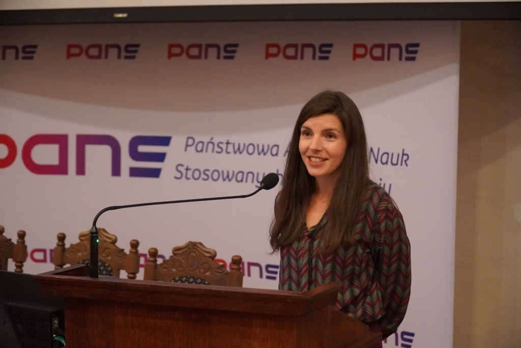Kobieta przemawia na konferencji „Wychowanie przy ekranie” w PANS