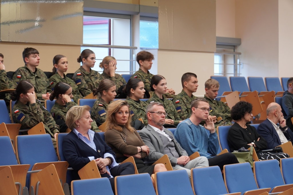 Spotkanie promujące książkę o historii garnizonu wojskowego w Jarosławiu. Widownia słucha.