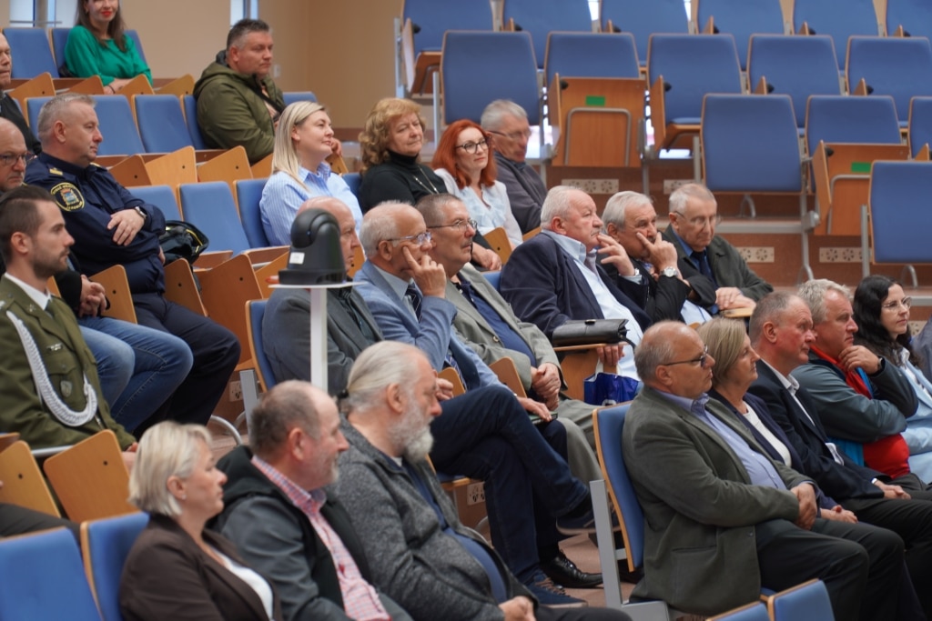 Uczestnicy spotkania promującego książkę o garnizonie wojskowym w Jarosławiu